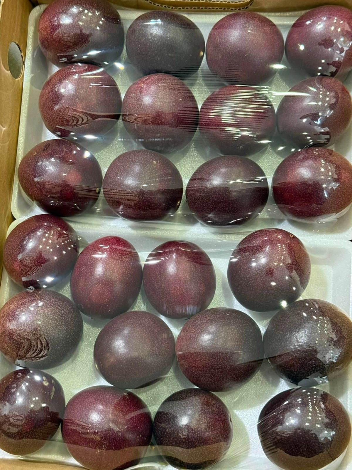 Chanh dây tím xếp khay, bọc màng trong thùng
